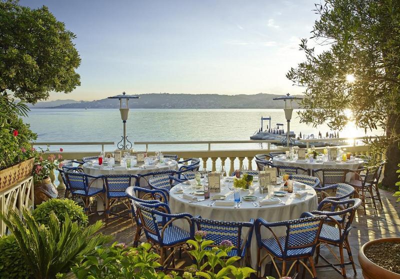 The terrace table for two