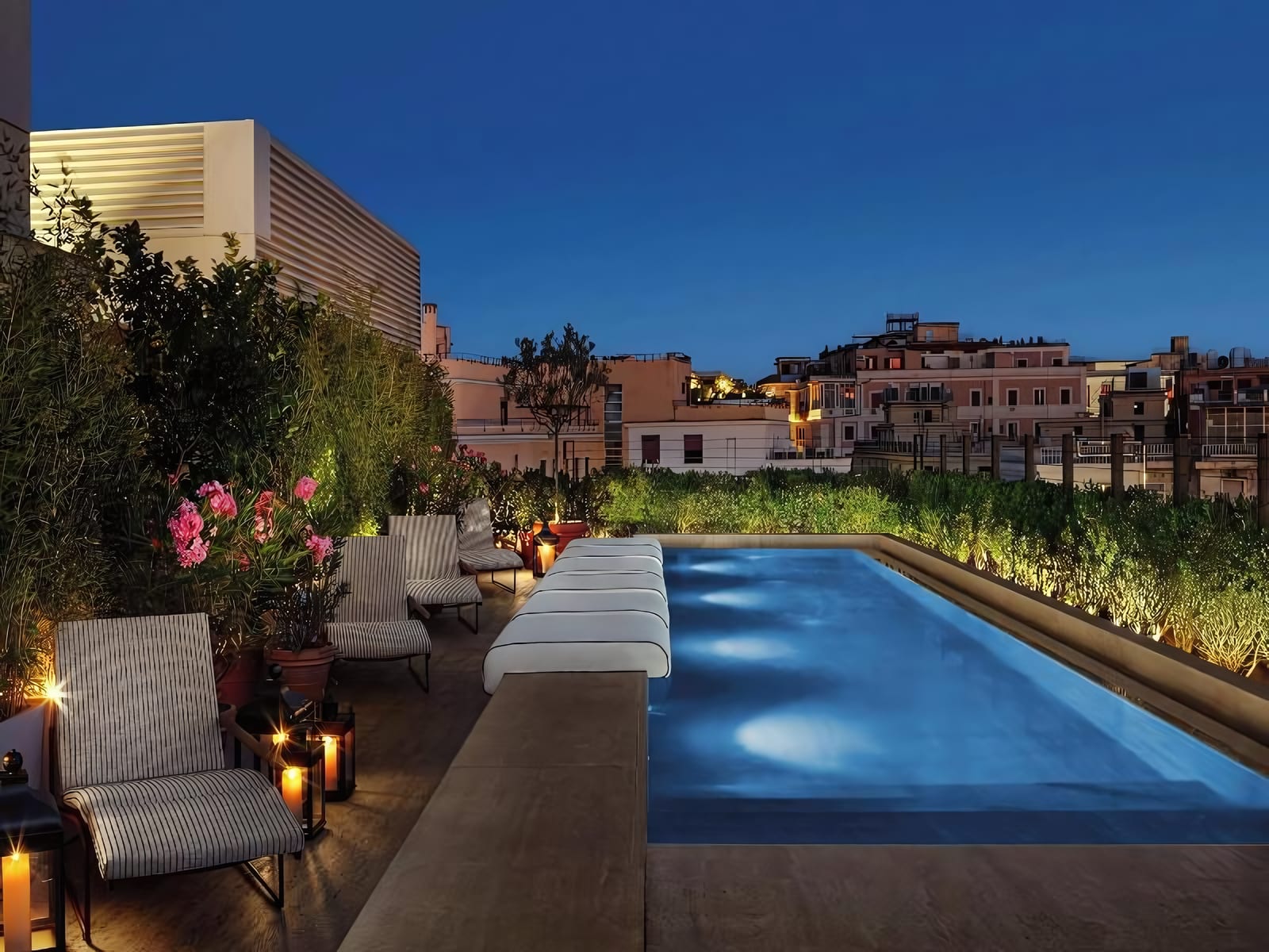 Outdoor Pool and Poolside Bar
