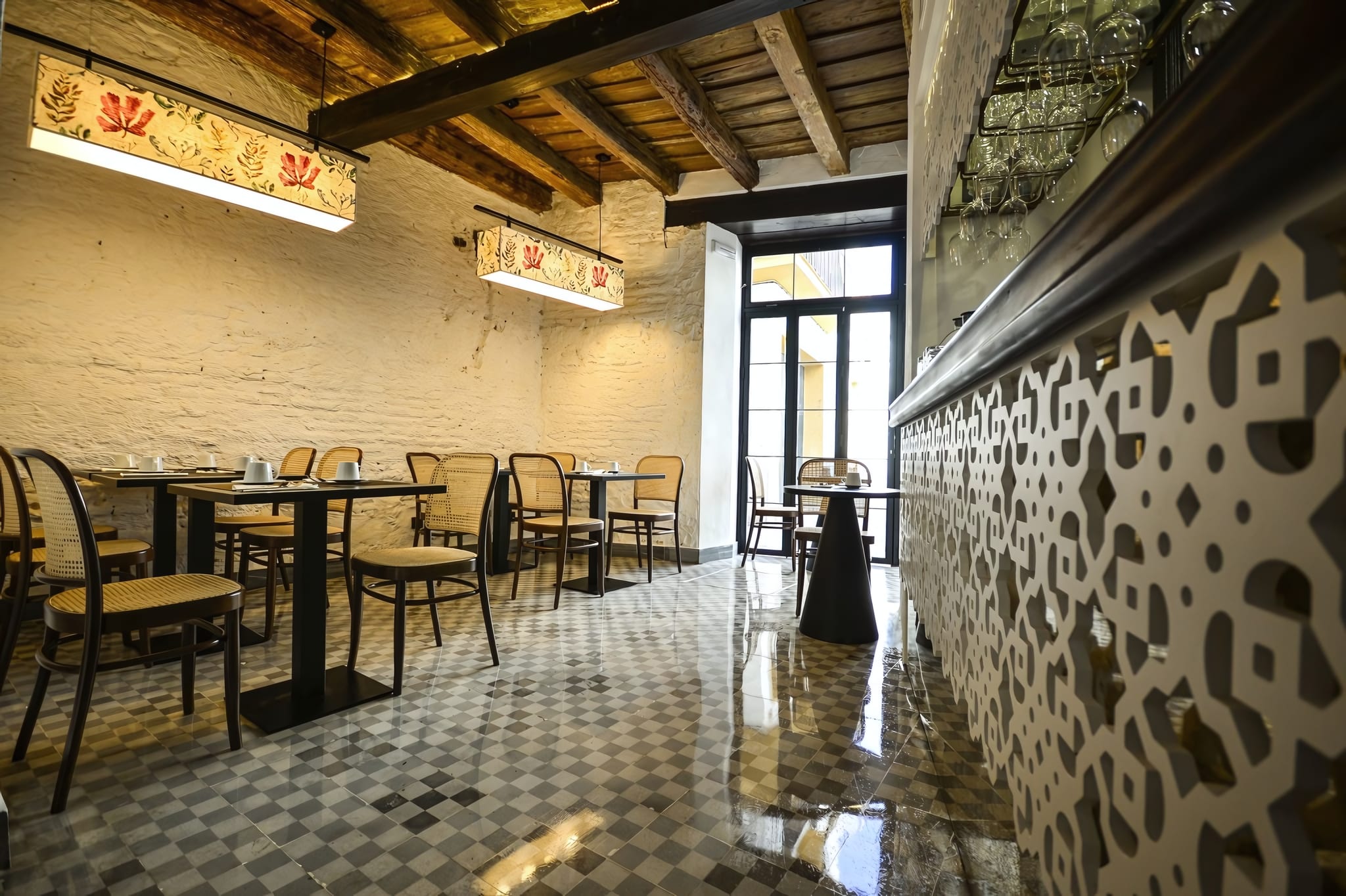 À-la-carte Breakfast and Lounge Bar