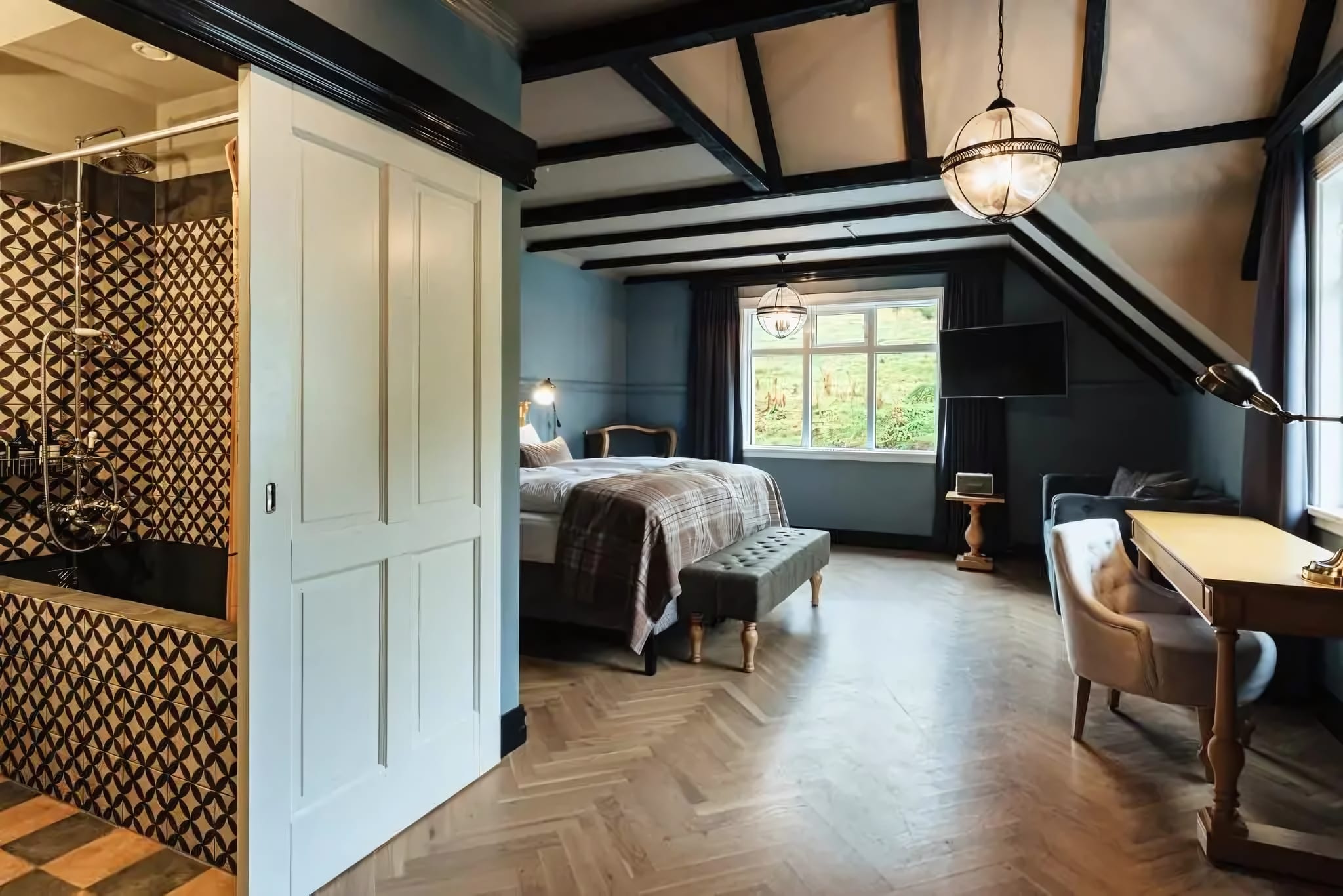 Elegantly Furnished, Individually Styled Rooms