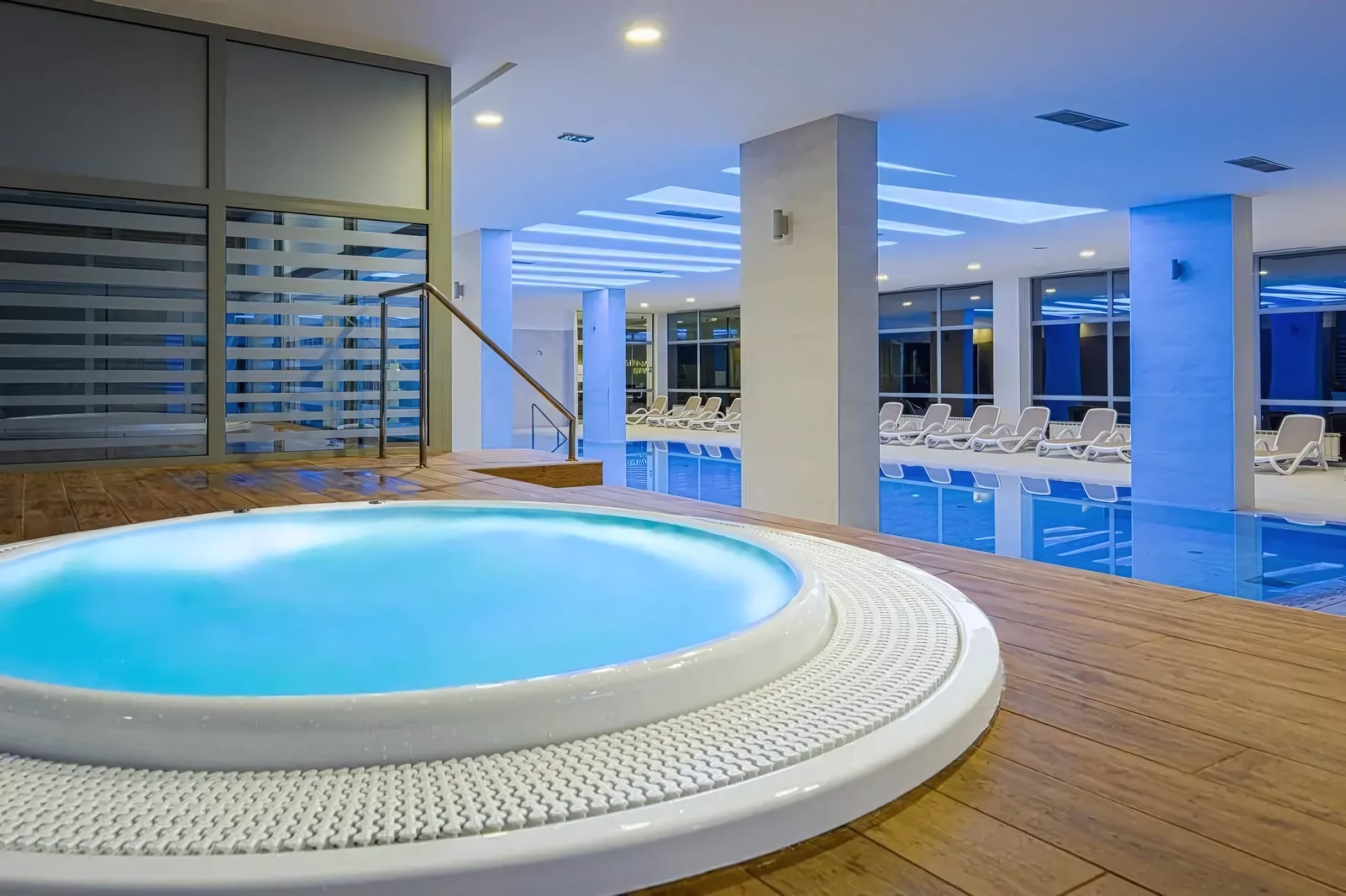 A Sprawling Seawater Pool Complex