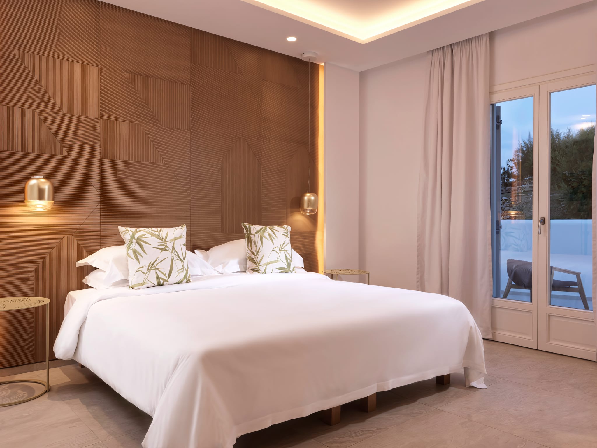 Ethnic-chic interiors and handpicked art
