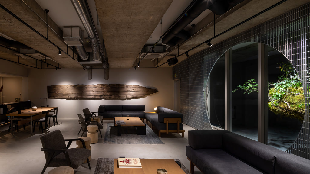 A Guest Lounge Built Around Nature