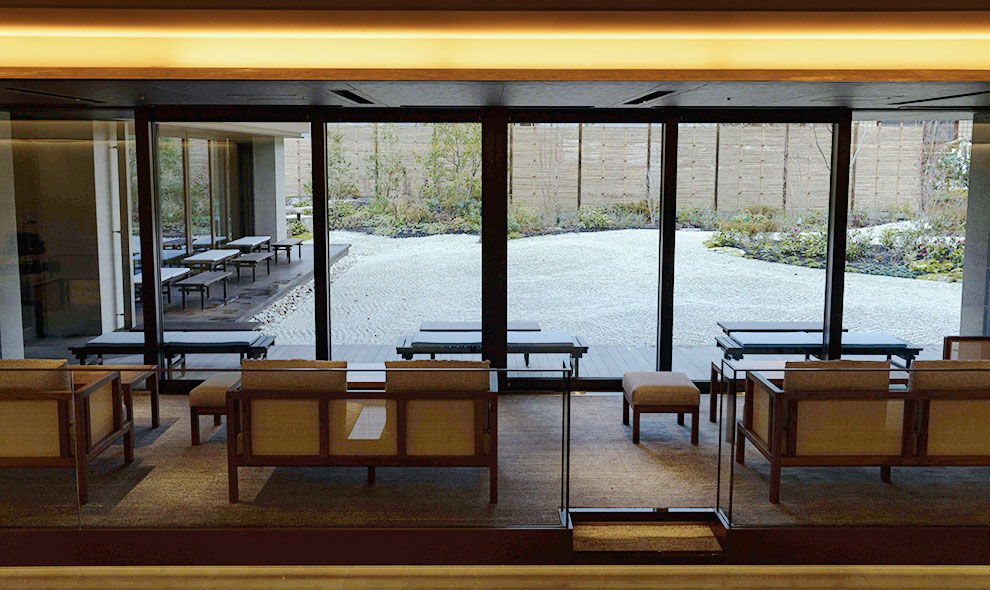 A First-Floor Lounge for Easing Into the Day