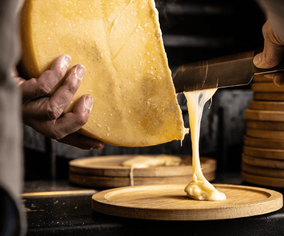 The raclette terrace doesn't close with ski season